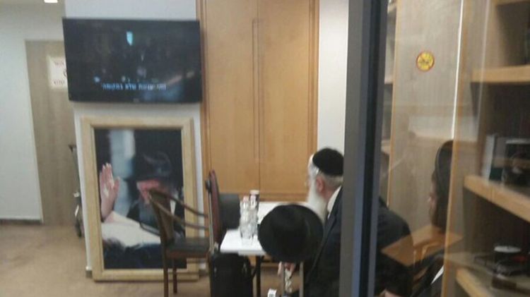 תמונת היום • גם סגן השר בדרך לחו"ל עוצר בחב"ד